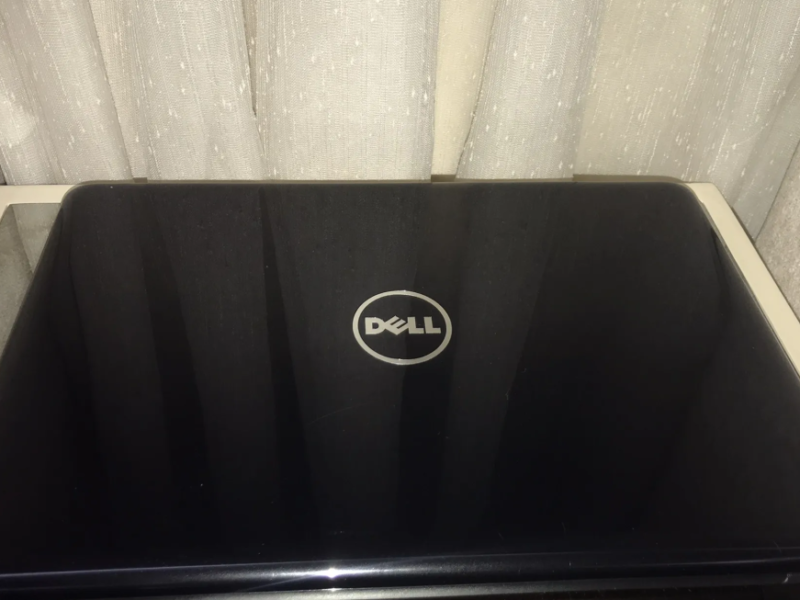 لابتوب DELL (core i 7) الجيل السابع مستعمل استعمال شخصي خفيف بمواصفات جيدة